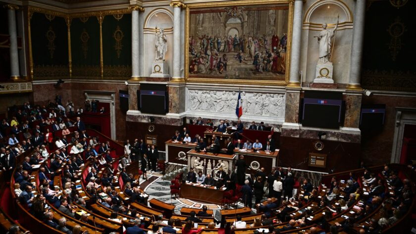 Législatives 2024 : comment va se dérouler l'ouverture de la session parlementaire à l'Assemblée nationale ?
          Les députés vont élire leur président, jeudi. Avant de procéder, pendant trois jours, à une vague de désignations stratégiques, particulièrement incertaines dans un hémicycle très fragmenté.
