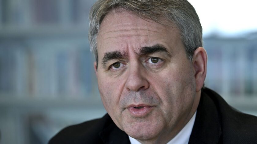 "Il pense être le dénominateur commun" : en attendant la formation d'un nouveau gouvernement, Xavier Bertrand peaufine sa stratégie
          Certains cadres de la droite, réunis autour du président de la région Hauts-de-France, doivent se retrouver dans les jours à venir pour affiner leur stratégie afin de participer à un gouvernement et même prendre Matignon.