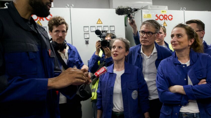 La droite parisienne accuse Lucie Castets de "manquement à son devoir de réserve", elle défend une situation personnelle "très claire"
          Le groupe Changer Paris s'inquiète de possibles "manquements à ses obligations" alors qu'elle profite de la période estivale pour tenter de s'installer dans le paysage politique et d'obtenir du président de la République qu'il la nomme à Matignon.
