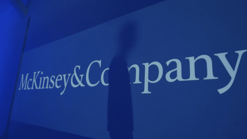 McKinsey : une firme au cœur du pouvoir
          C’est l’un des plus gros cabinets de conseil sur la scène internationale. McKinsey vend ses recommandations à prix d’or aux entreprises comme aux gouvernements. En 2022, un rapport du Sénat dénonçait le recours excessif de ces conseils par le gouvernement français.